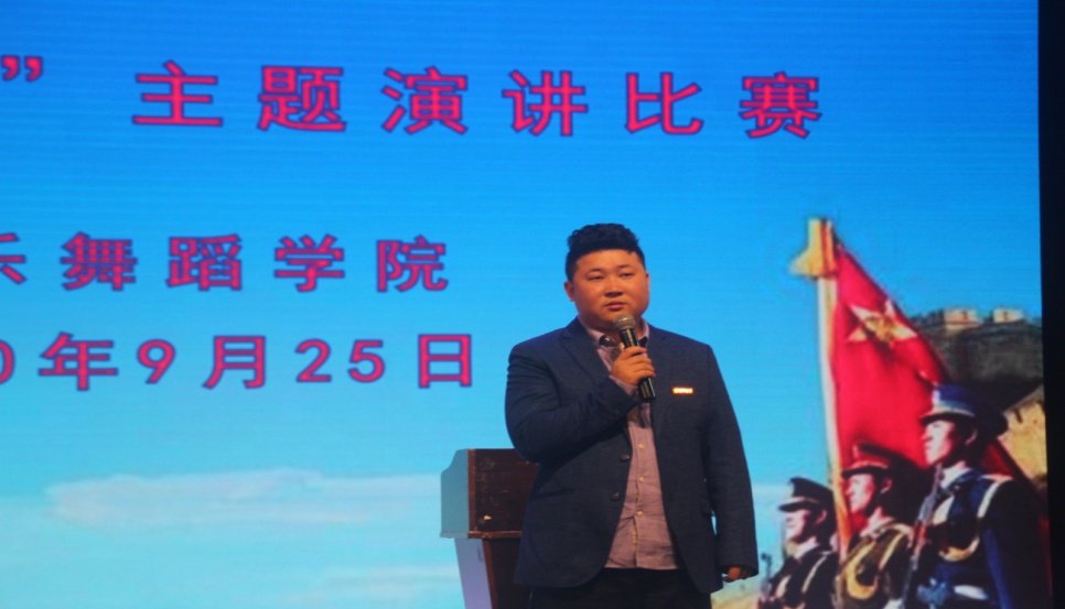 图为辅导员鲁明新主持发言现场.jpg